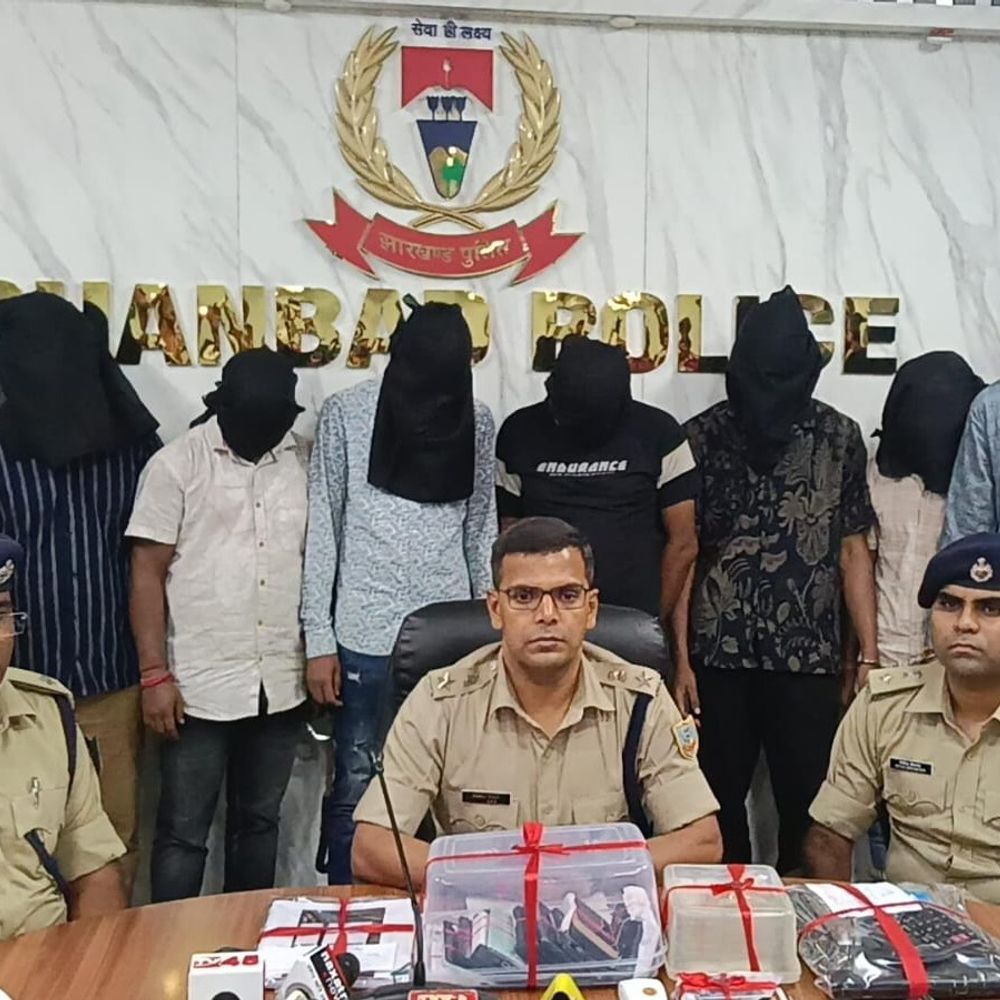 धनबाद में होटल से 9 साइबर ठग गिरफ्तार:  हवाला नेटवर्क से ठगी के पैसे ठिकाने लगाने का खुलासा, लैपटॉप और मोबाइल बरामद – Dhanbad News