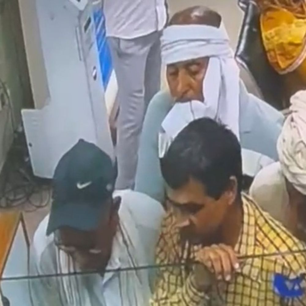 पलवल में बुजुर्ग की जेब से 50 हजार की चोरी:  बैंक में पेंशन निकालने गए थे, CCTV में कैद हुई वारदात – Palwal News