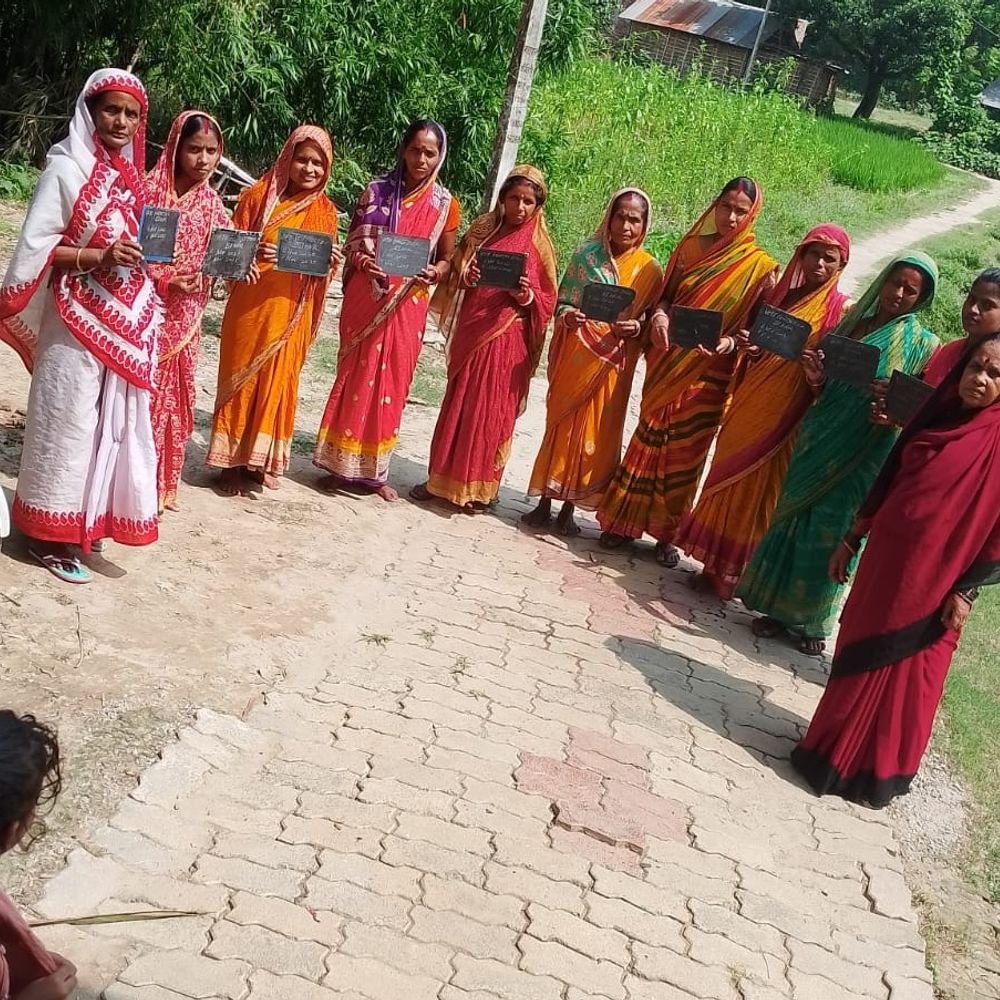 अररिया में मतदाता जागरूकता कार्यक्रम का आयोजन:महिलाओं ने रंगोली से दिया 'वोट फॉर बेटर बिहार' का संदेश, लोगों से वोट करने की अपील