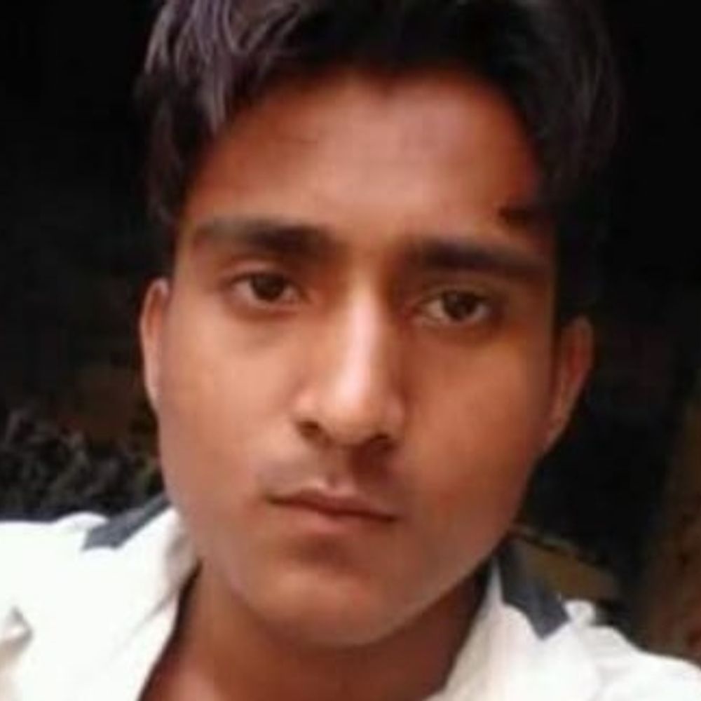 पिकअप की टक्कर से युवक की मौके पर मौत:महराजगंज में चचेरा भाई गंभीर घायल, चालक गिरफ्तार