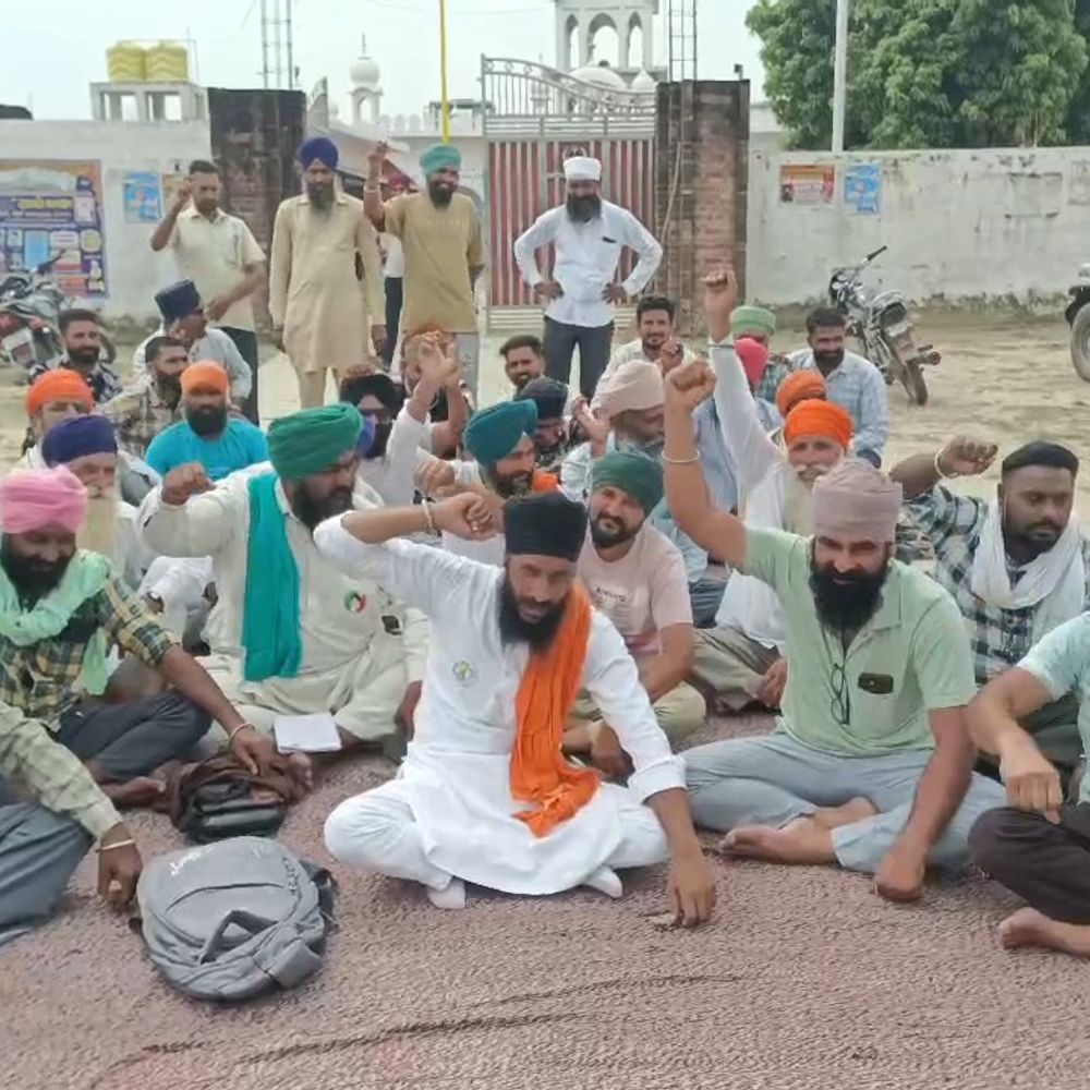 पीलीभीत में किसानों का प्रदर्शन:बाहरी धान पर रोक की मांग, आढ़तियों पर मिलीभगत का आरोप
