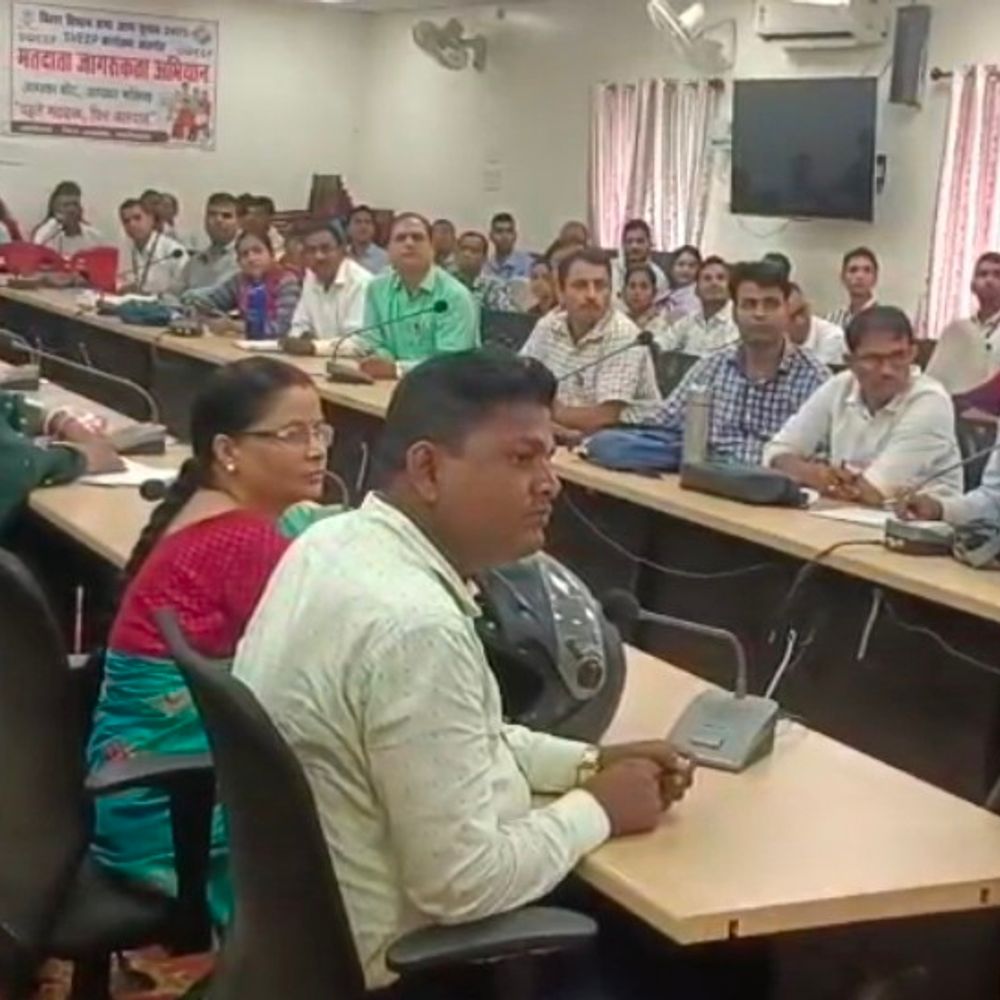 लखीसराय में स्वीप आइकॉन के साथ बैठक:विधानसभा चुनाव की तैयारियों पर जिला प्रशासन हाई अलर्ट