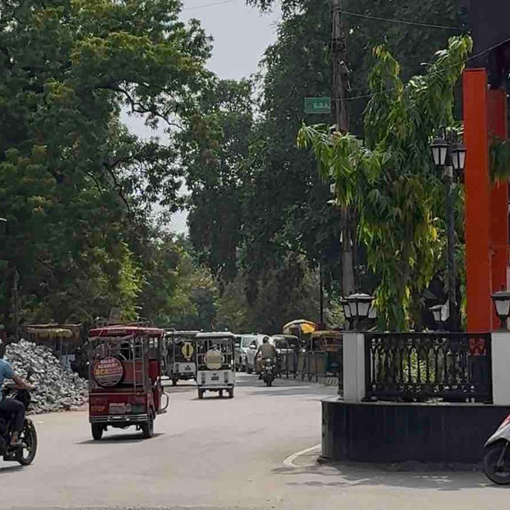 गोरखपुर में मौसम का बदला मिजाज:सुबह धूप, फिर बादल छाए और हल्की बारिश हुई