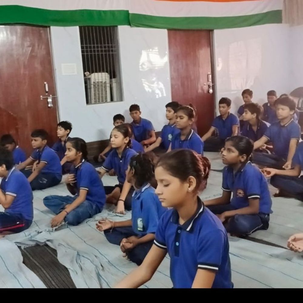 हाथरस में दिव्यांगजनों के लिए विशेष शिविर:आर्ट ऑफ लिविंग ने सांकेतिक भाषा का प्रशिक्षण दिया