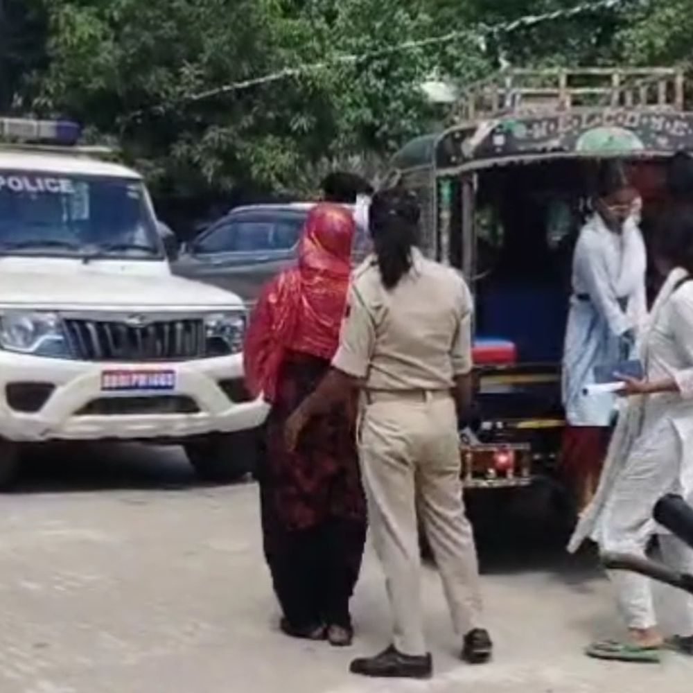 बेतिया में 24 घंटे में 45 बदमाश अरेस्ट:663 लीटर शराब और नशीला पदार्थ भी बरामद, ट्रैफिक नियम तोड़ने वालों से 3 लाख की वसूली
