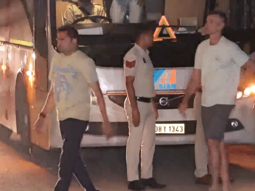 भारतीय टीम कोच गौतम गंभीर के घर डिनर करने पहुंची:कप्तान गिल, राहुल अंदर जाते दिखे; 10 अक्टूबर से वेस्टइंडीज के खिलाफ दूसरा टेस्ट