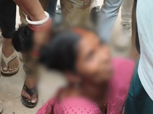 नवादा में चेन स्नैचिंग करती महिला रंगे हाथ धराई:लोगों ने पिटाई के बाद पुलिस को सौंपा, वीडियो आया सामने