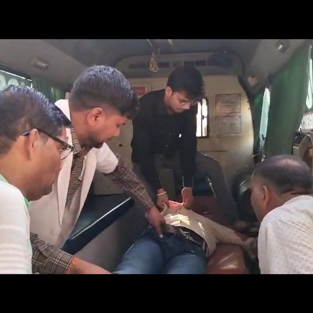 औरैया में मोपेड-बाइक की टक्कर, 5 गंभीर घायल:सभी घायलों को सैफई मिनी पीजीआई रेफर किया