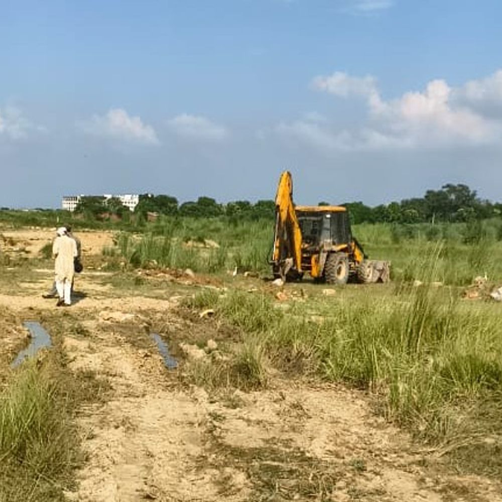 प्रयागराज में अवैध प्लाटिंग पर चला बुलडोजर:ध्वस्त की गई अवैध बाउंड्री, 20 बीघा जमीन खाली