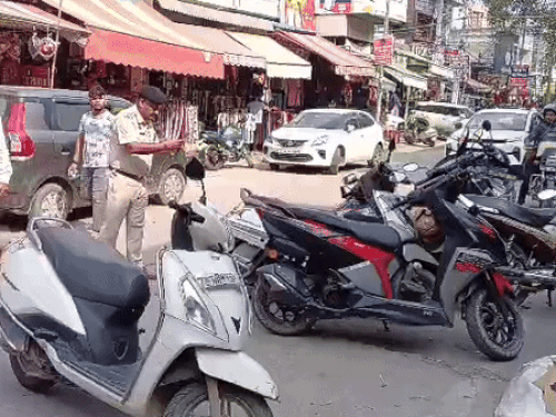 बहादुरगढ़ के बाजारों में चार पहिया वाहनों की नो-एंट्री:  करवा चौथ पर तीन दिन रहेगी व्यवस्था लागू, 6 जगह लगेंगे नाके, ट्रायल 10 बजे से – bahadurgarh (jhajjar) News