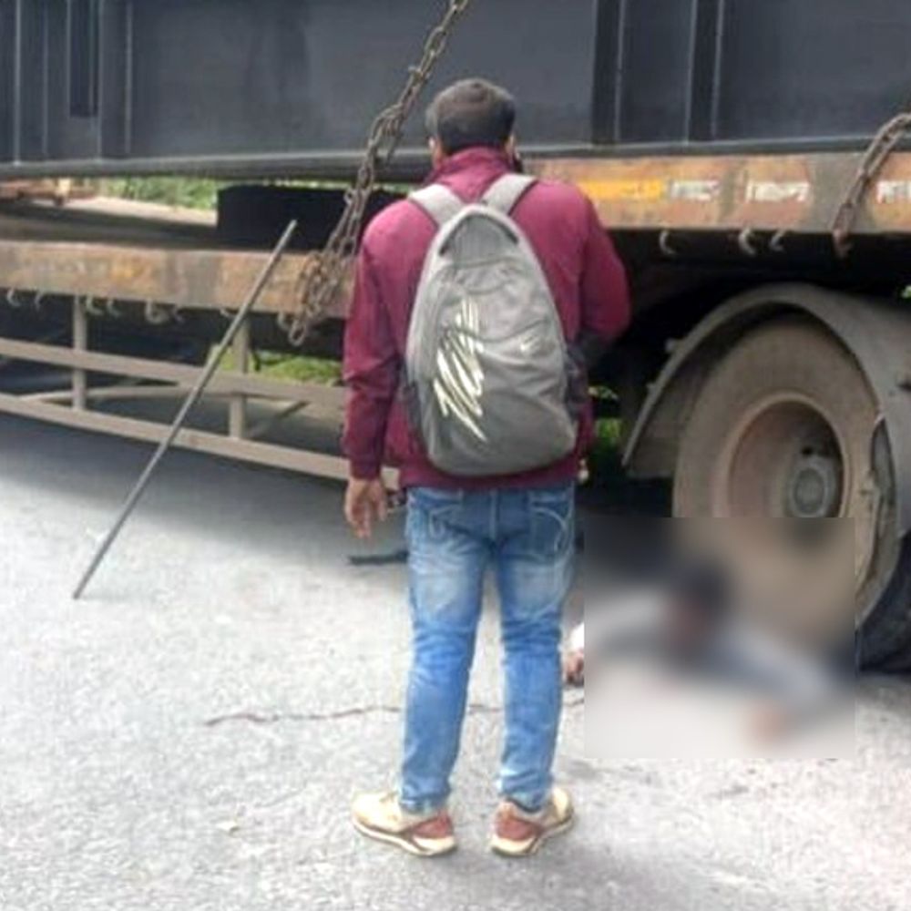 गढ़वा में ट्रेलर की टक्कर से युवक की मौत:  ट्रेलर का पिछला पहिया युवक के ऊपर से गुजर गया, बुआ के घर से लौटते वक्त हुआ हादसा – Garhwa News