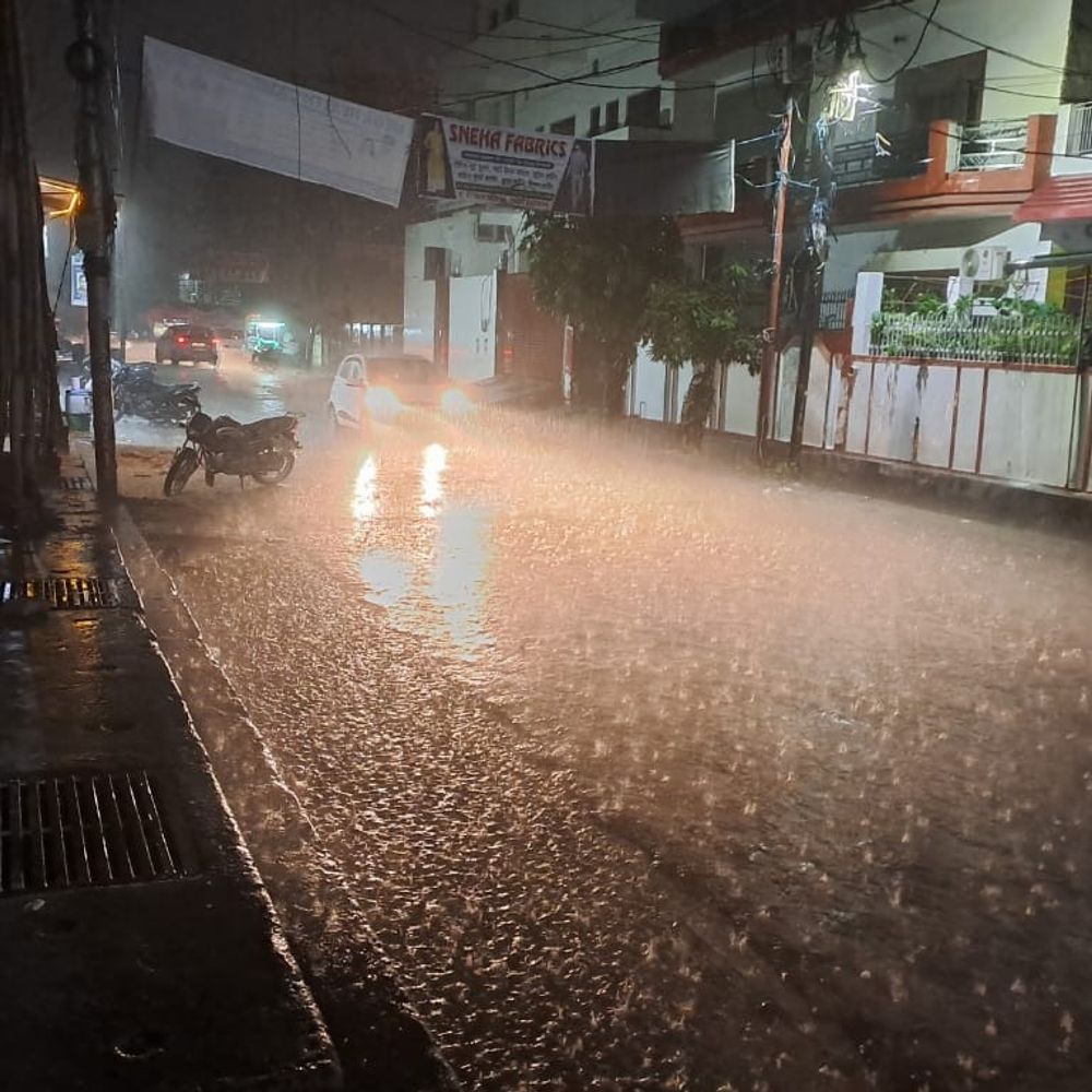 अलीगढ़ में देर रात हुई झमाझम बारिश:कई इलाकों में ओले भी गिरे, मौसम में होने लगा ठंडक का एहसास