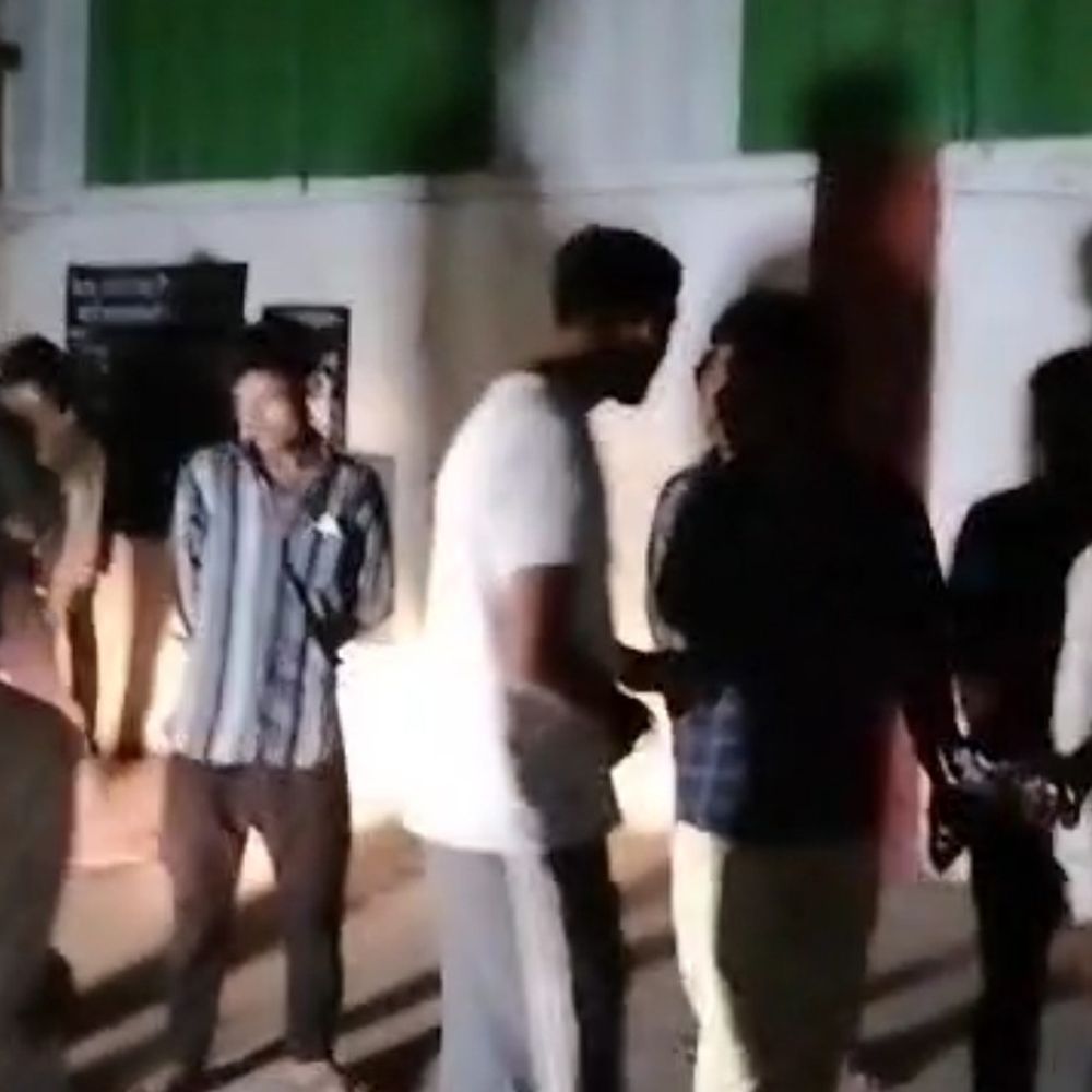 मंडी में खाद वितरण में अव्यवस्था:सैकड़ों किसान दिनभर इंतजार के बाद खाली हाथ लौटे