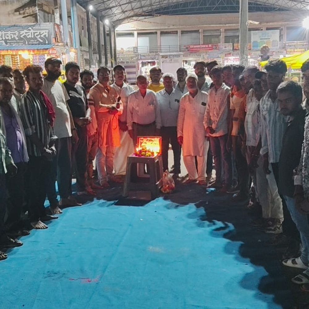 बड़ामलहरा में 15 गौवंशों की मौत पर श्रद्धांजलि सभा:अधिकारियों पर उपेक्षा का आरोप, मृत गायों को जंगल में फेंका