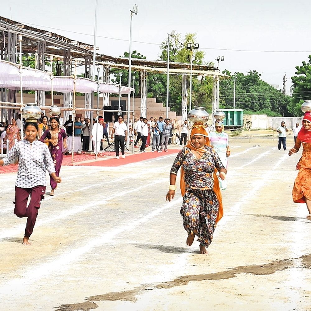 पणिहारी मटका दौड़, मूंछ प्रतियोगिता रही आकर्षक:राजस्थानी वेशभूषा में 4 घंटे तैयार होने में लगे, 35 तोला ज्वेलरी पहनी, टेबल टेनिस प्लेयर है थार सुंदरी नक्षत्री