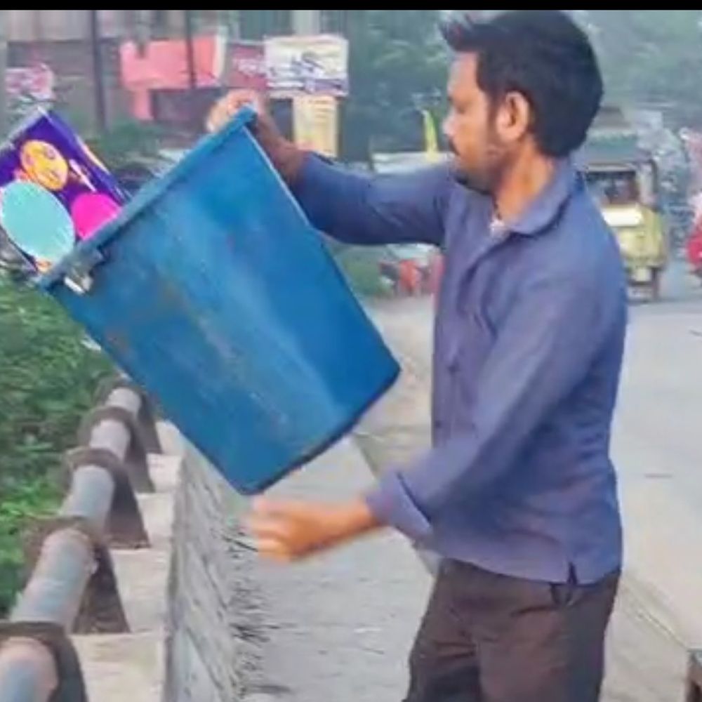 मैरवा नगर पंचायत के सफाईकर्मी नदी में फेंक रहे कचरा:सीवान में जलीय जीवों की हो रही मौत, कार्यपालक पदाधिकारी-अध्यक्ष पर लापरवाही का आरोप