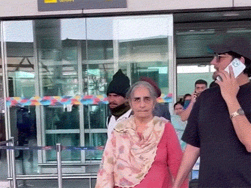 मां का हाथ थामे एयरपोर्ट पर दिखे जयदीप अहलावत:रूमर्ड बॉयफ्रेंड वीर पहाड़िया के साथ स्पॉट हुईं तारा; ट्रेडिशनल लुक में नजर आईं सामंथा