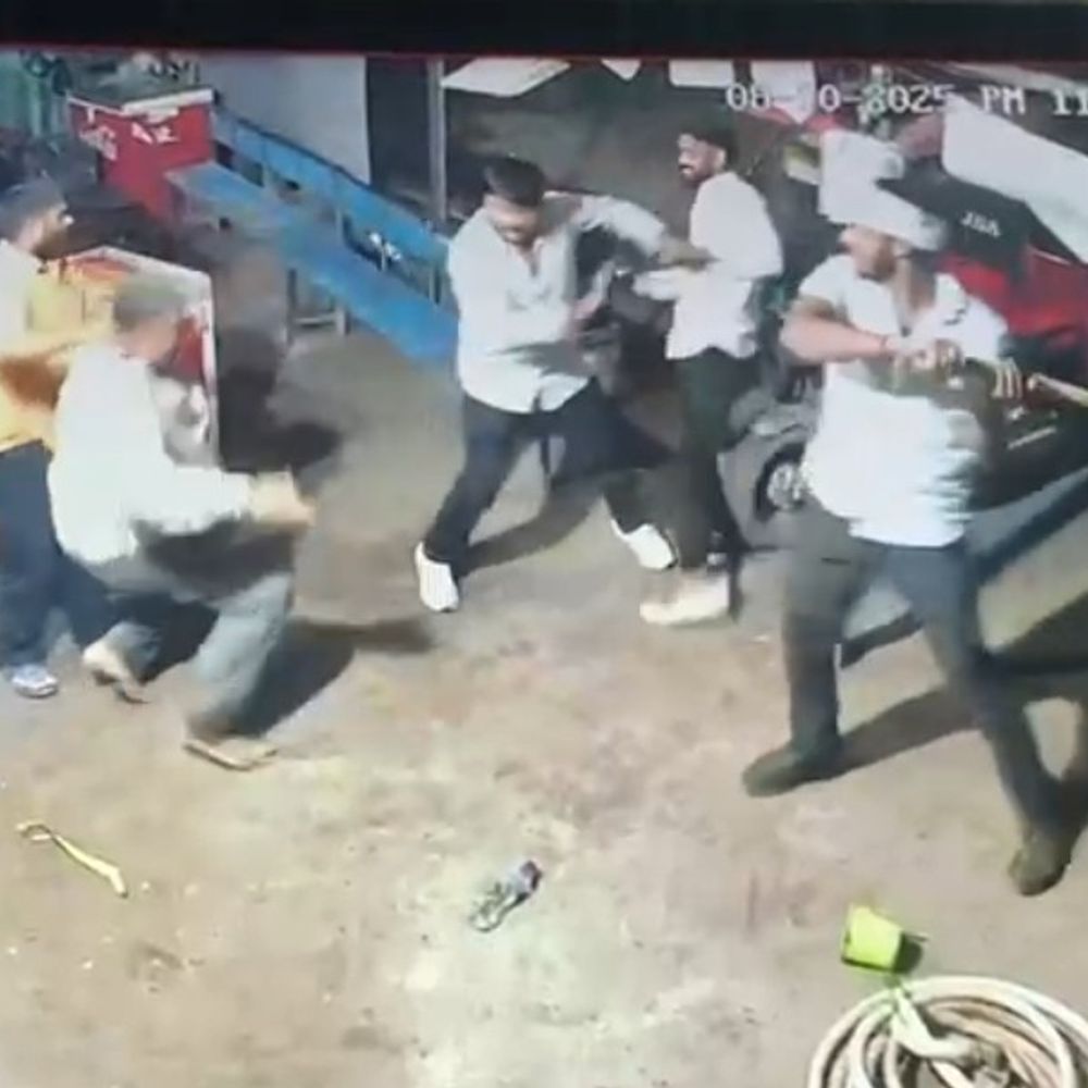 अयोध्या में पुरानी रंजिश में दुकानदार पर हमला:केस दर्ज, CCTV फुटेज आया सामने