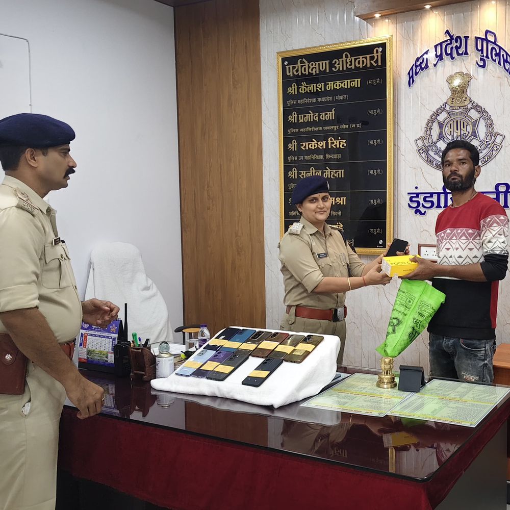 पुलिस ने गुम हुए 19 मोबाइल उनके मालिकों को लौटाया:डूंडा सिवनी में तकनीकी सहायता से खोजे गए फोन; कीमत लगभग 2.90 लाख रुपए
