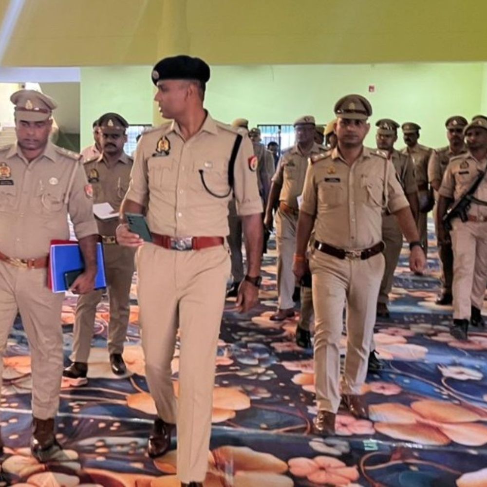 देवरिया में एसपी ने थाना प्रभारी को किया निलंबित:श्रीरामपुर थाने में मिलीं खामियां, दो उप निरीक्षकों से मांगा स्पष्टीकरण