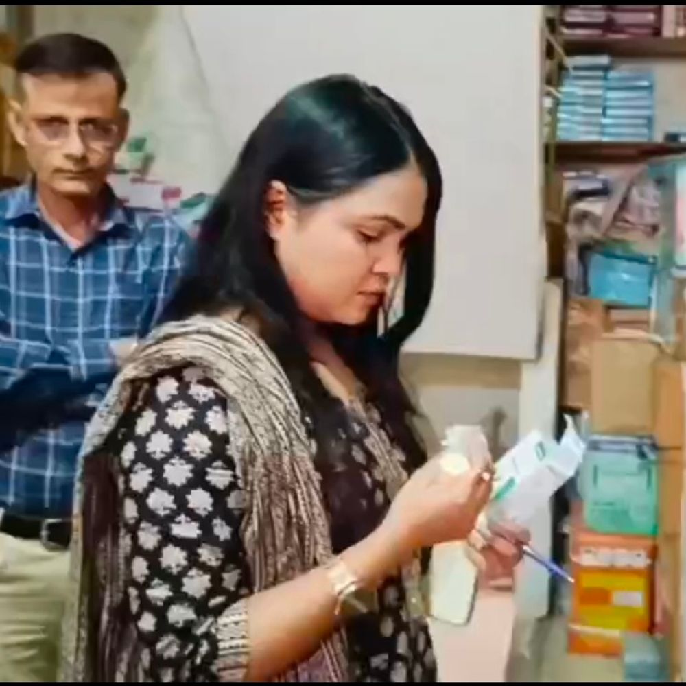 ड्रग विभाग के अधिकारियों का एक्शन जारी:  ग्वालियर की दवा मार्केट में मचा हड़कंप, पांच दुकानों से लिए कफ सिरप के सैंपल लिए – Gwalior News