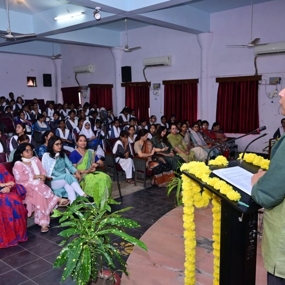 नवयुग कन्या महाविद्यालय में संगोष्ठी आयोजित:सोशल मीडिया और युवा पहचान पर हुई चर्चा