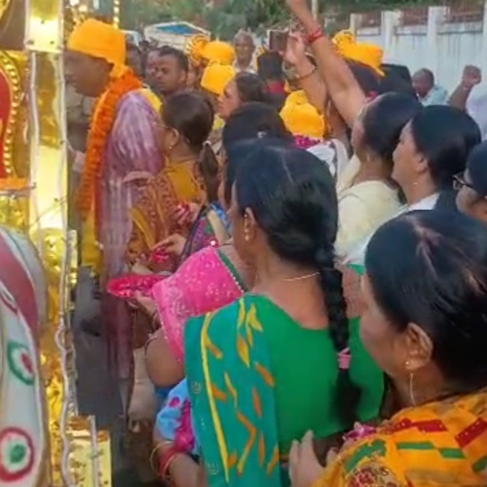सलेमपुर रामलीला में निकली भव्य राम बारात:नगर में फूलों से स्वागत, श्रद्धालुओं में दिखा उत्साह