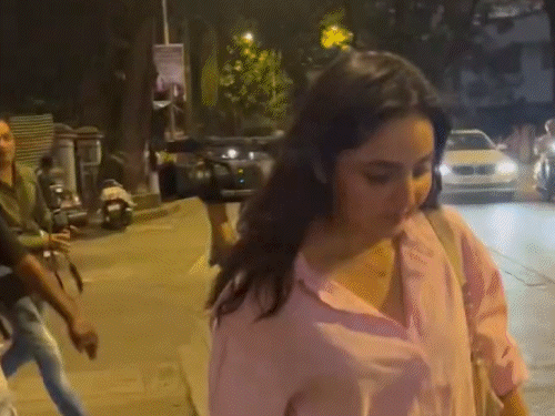 तलाक की खबरों के बीच मिस्ट्री गर्ल संग दिखे नील:पैपराजी से बचते नजर आए एक्टर; 2021 में ऐश्वर्या शर्मा से की थी शादी