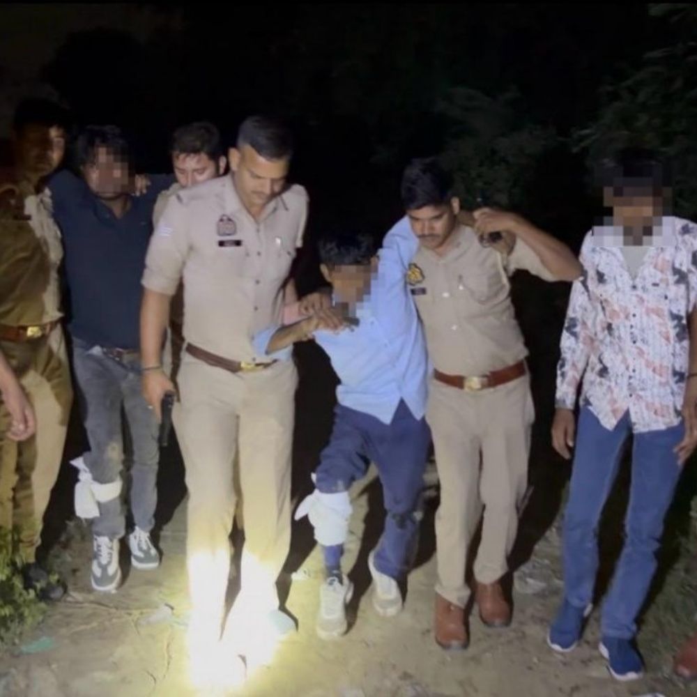 हापुड़ में पुलिस मुठभेड़ में दो बदमाश घायल:ऑपरेशन लंगड़ा के तहत तीन गिरफ्तार, चांदी व बाइक बरामद
