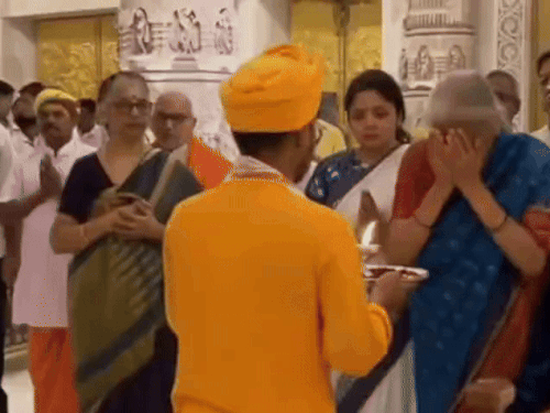 निर्मला सीतारमण ने राम मंदिर मंगला आरती में भाग लिया:ध्वजारोहण कार्यक्रम की तैयारियों पर मंदिर परिसर में करेंगी महत्वपूर्ण बैठक
