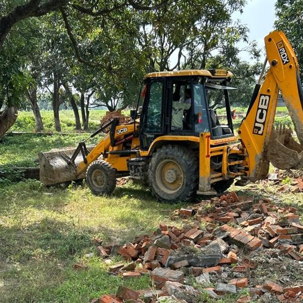 लखनऊ में LDA ने 14 अवैध प्लाटिंग ध्वस्त किया:150 बीघा पर चला बुलडोजर, 3 विभिन्न जोन में हुई कार्रवाई
