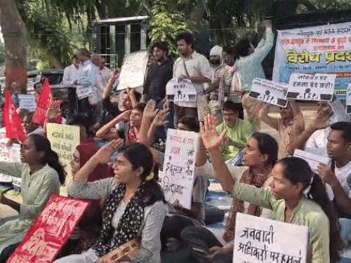 सोनम वांगचुक की गिरफ्तारी पर प्रयागराज में विरोध प्रदर्शन:नागरिक समाज बोला- अलोकतांत्रिक कार्रवाई, अडानी को दिए जा रहे ठेके