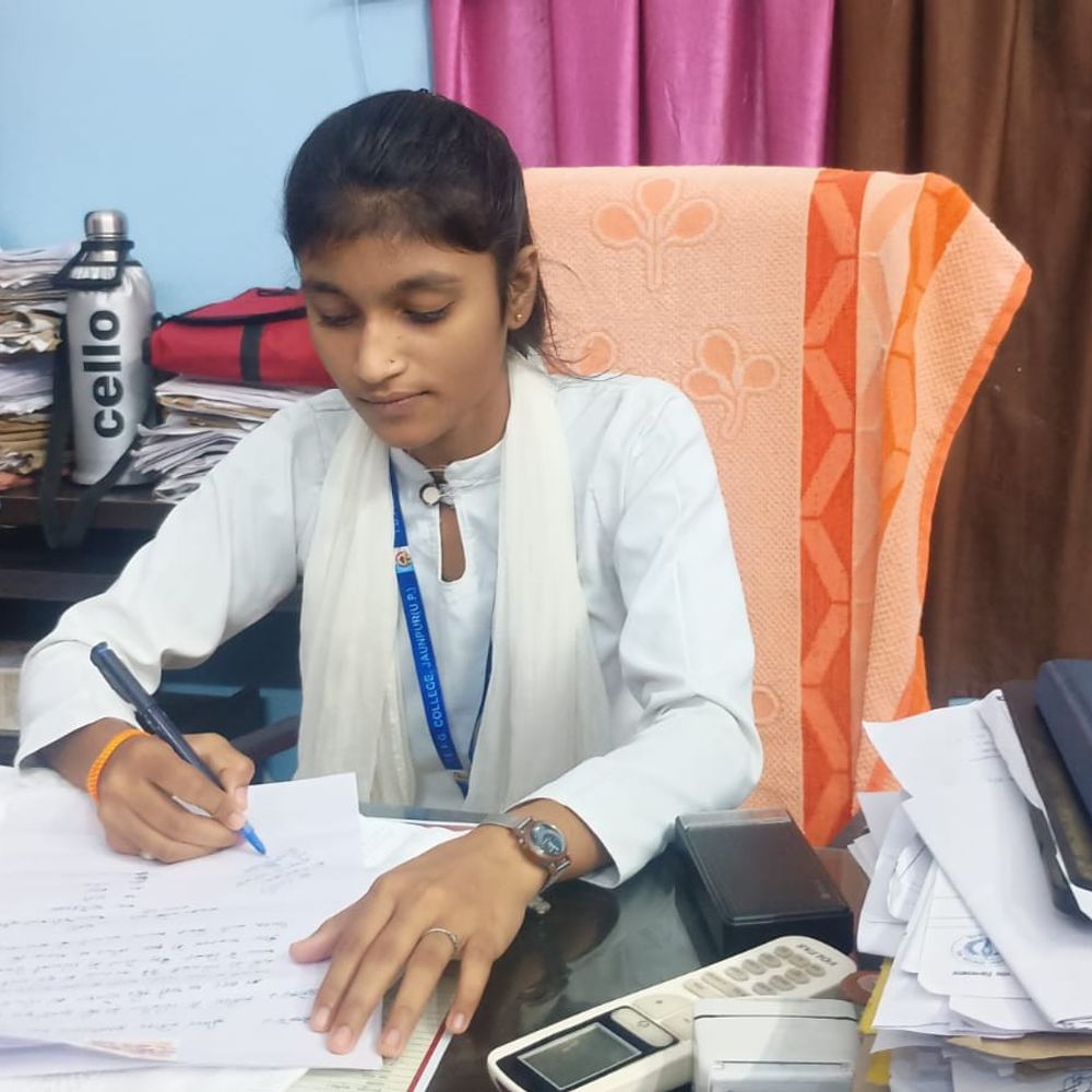 एक दिन की तहसीलदार बनी आँचल स्वर्णकार:जौनपुर में अधिकारियों को परिपक्वता से दिए निर्देश