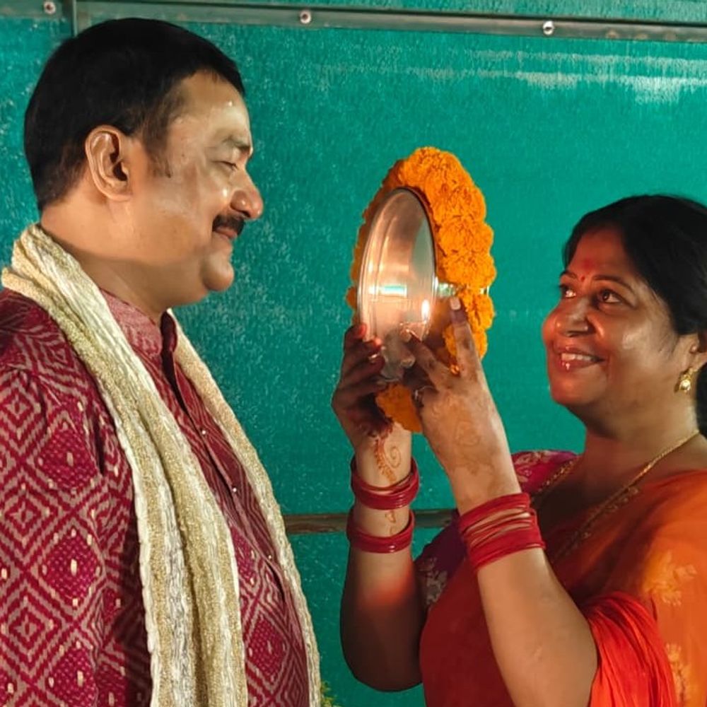कौशांबी एसपी ने पत्नी के साथ मनाया करवा चौथ:चांद का दीदार कर महिलाओं ने पूजा कर खोला व्रत