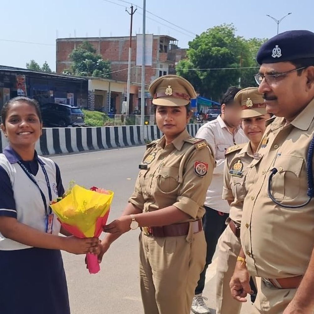 छात्रा सैमी यादव बनीं एक दिन की एसीपी थरवई:बोलीं, महिलाएं पढ़कर जागरूक बनें तभी मिलेगा अधिकार