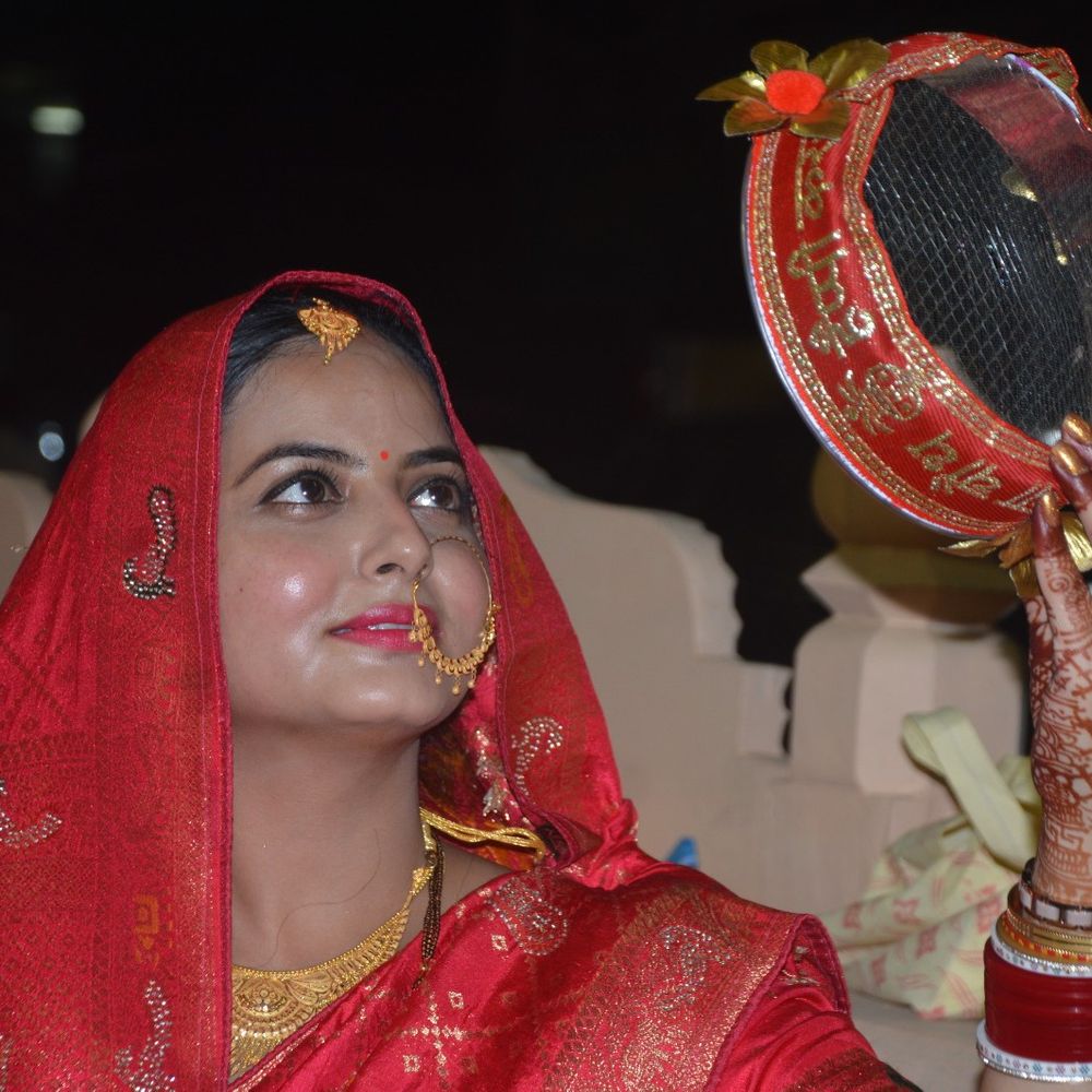 प्रतापगढ़ में महिलाओं ने मनाया करवा चौथ पर्व:पति की लंबी उम्र के लिए रखा निर्जला व्रत