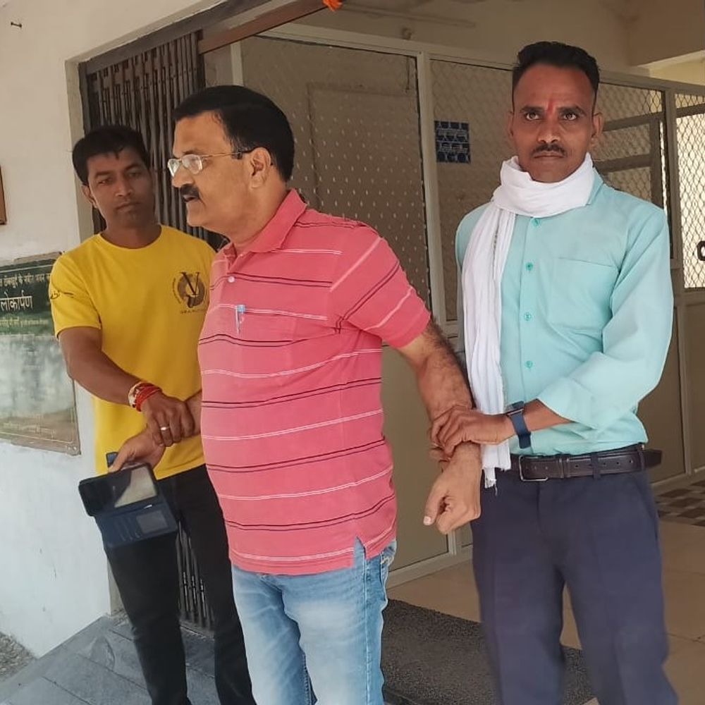 रोजगार सहायक के तबादले के लिए मांगी घूस:देवास के टोंक खुर्द में सीईओ 20 हजार रिश्वत लेते गिरफ्तार, लोकायुक्त ने रंगे हाथों पकड़ा