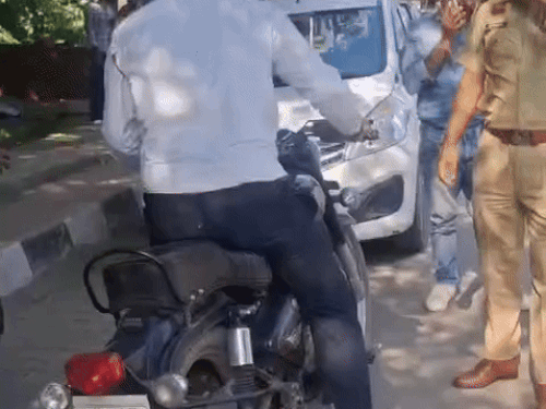 पंचकूला में कालेज के बाहर बजाए बुलेट से पटाखे:  ट्रैफिक पुलिस देख भागने लगा, थमाया 33 हजार का चालान व बुलेट इंपाउंड – Panchkula News