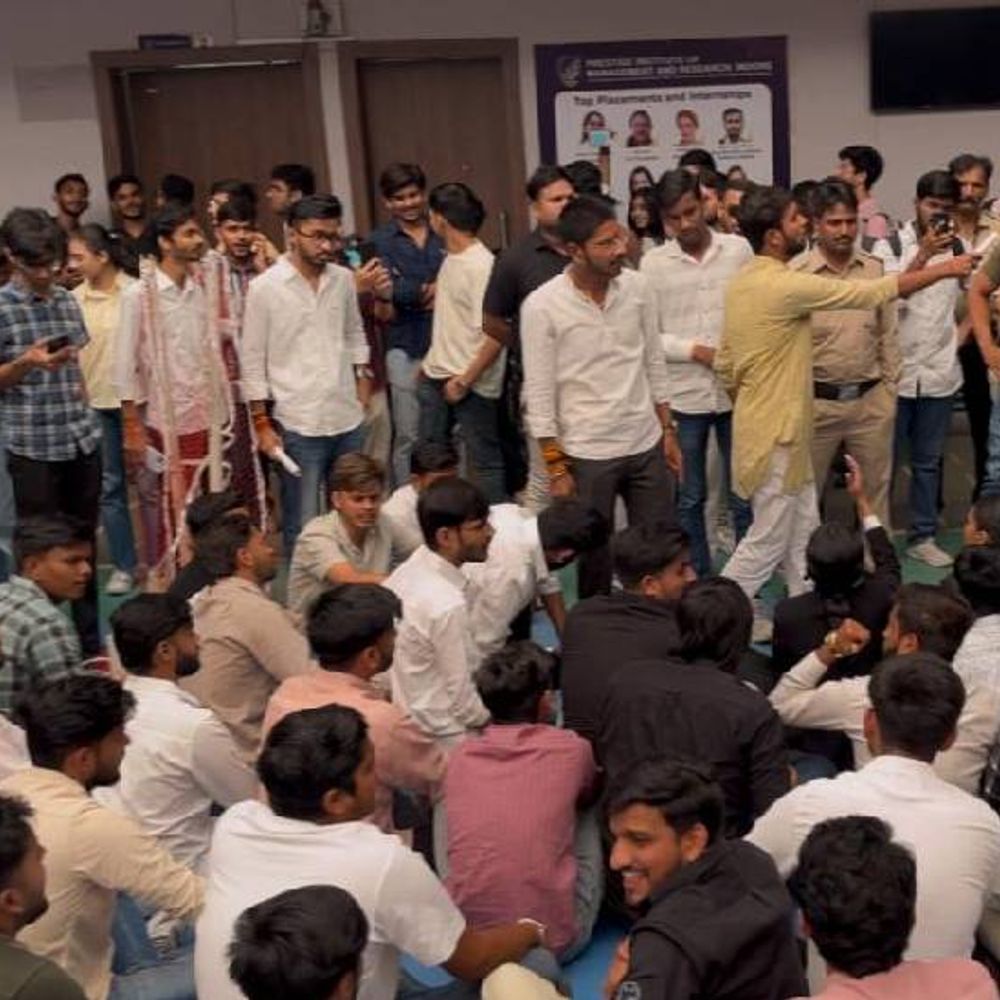 अभाविप का प्रेस्टीज यूजी कैंपस में प्रदर्शन:  भवन की जर्जर स्थिति, अनुचित शुल्क वसूली और छात्र उत्पीड़न की जांच की मांग – Indore News
