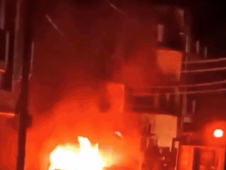 आतिशबाजी से दो कार में लगी आग, देखें-VIDEO:गोरखपुर की कालोनी में मची अफरातफरी, फायर ब्रिगेड ने बुझाई आग