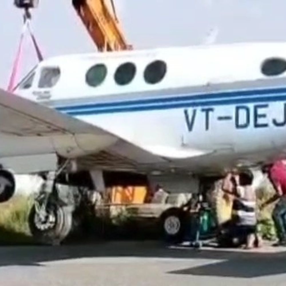 रनवे से हटा दुर्घटनाग्रस्त निजी विमान:झाड़ियों में घुसे जेट को सुरक्षित स्थान पर खड़ा किया गया