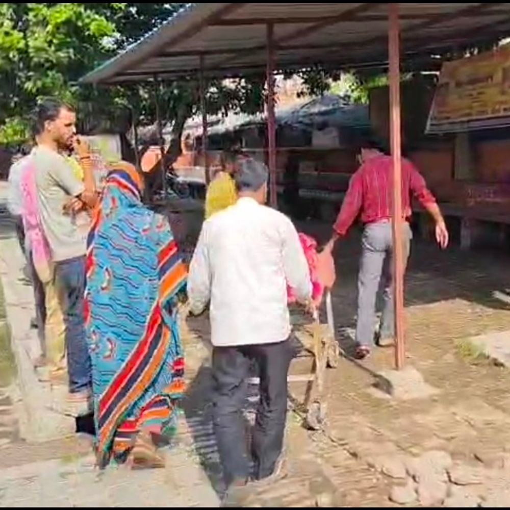 अनियंत्रित बाइक की टक्कर से बुजुर्ग की मौत:रायबरेली में हादसा, दो बाइक सवार घायल, पैदल जा रहे थे