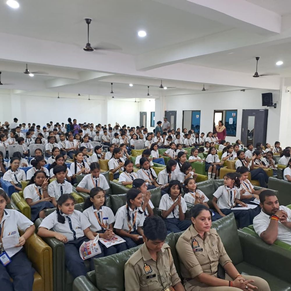 मऊ में मिशन शक्ति कार्यक्रम:स्कूली बच्चों को घरेलू हिंसा, साइबर क्राइम पर किया जागरूक