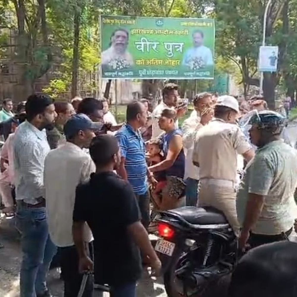 ट्रैफिक चेकिंग के दौरान महिला स्कूटी से गिरकर घायल:  पुलिसकर्मियों पर धक्का देने का आरोप, स्थानीय लोगों ने किया विरोध – Jamshedpur (East Singhbhum) News