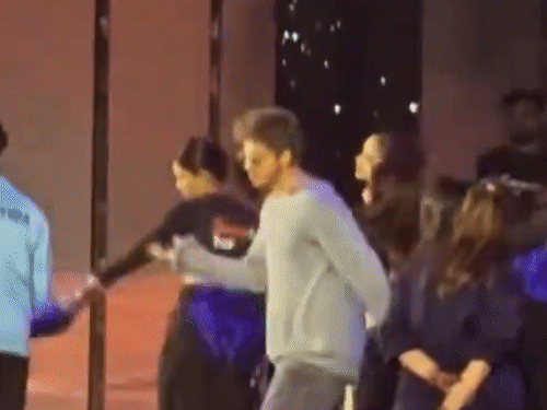 फिल्मफेयर सेरेमनी 7:30 बजे से शुरू होगी:शाहरुख 17 साल बाद होस्ट करेंगे, अहमदाबाद में डांस रिहर्सल की; रेड कार्पेट तैयार