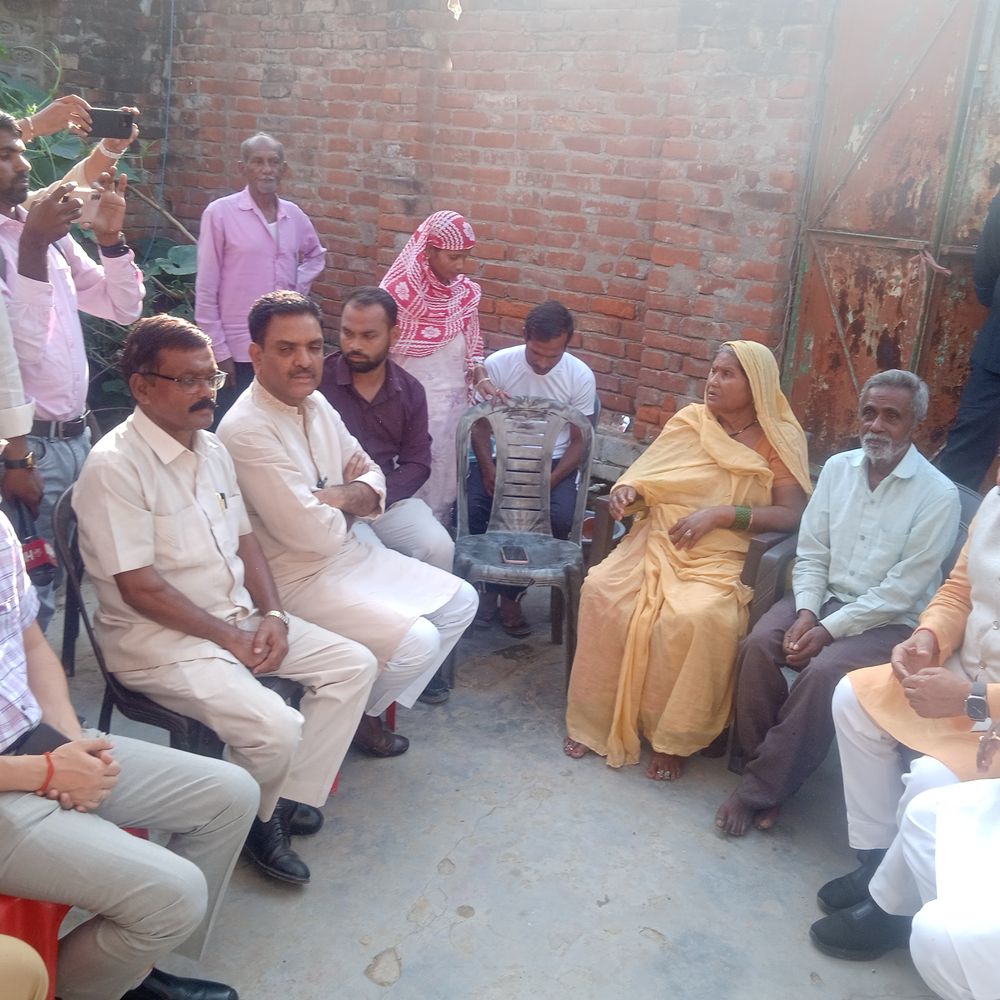 यूपी के दो मंत्री हरिओम के परिजनों से मिले:फतेहपुर में 13.5 लाख का चेक दिया, सख्त कार्रवाई का आश्वासन