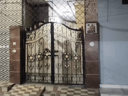 लुधियाना में रिहायशी घर में पुलिस की रेड:लोग बोले- 5 घंटे से परिवार से अधिकारी कर रहे पूछताछ, कमरों में हो रही चैकिंग