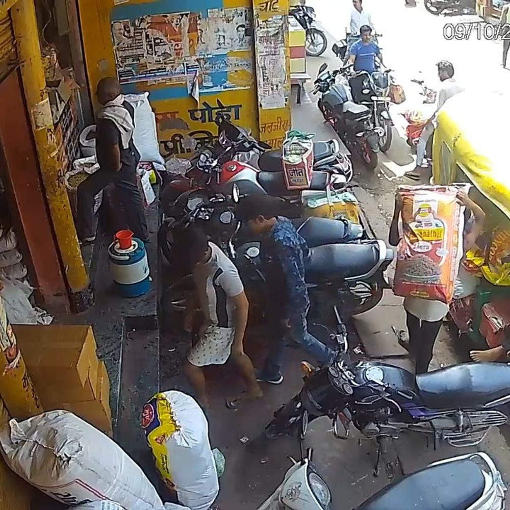 इटावा में किराना दुकान में चोरी:सीसीटीवी में कैद हुई वारदात, 50 हजार रुपए ले गए