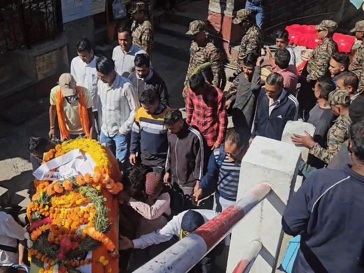 सेना के जवान को भाई ने दी मुखाग्नि:अंतिम दर्शन कर पत्नी हुई बेसुध; शहीद सुरेश सिंह अमर रहे के लगे जयकारे