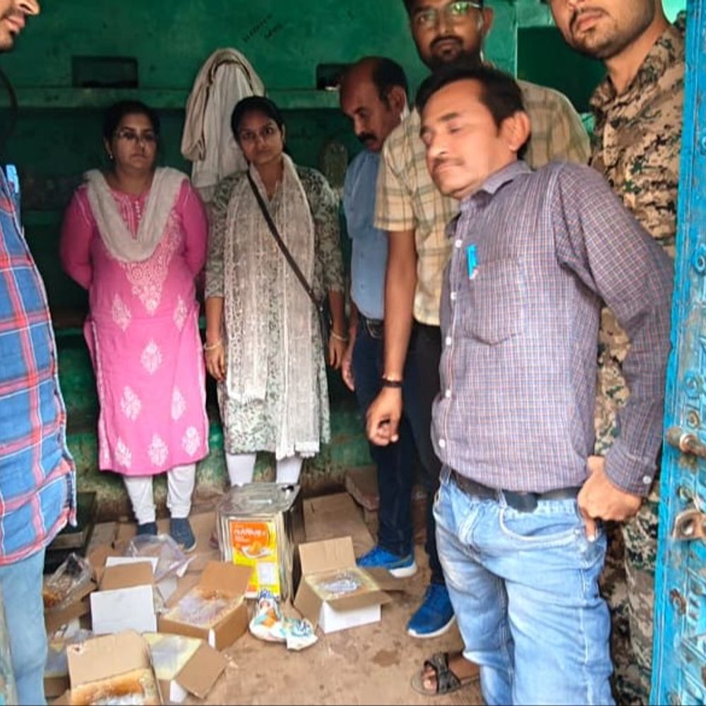 तैयार मिलावटी मावा मिल्क केक सहित रो मटेरियल जब्त:बिना रजिस्ट्रेशन के चल रही थी डेयरी, जांच सैंपल लेकर की सील